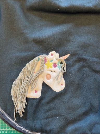 Einhorn mit Wollmähne